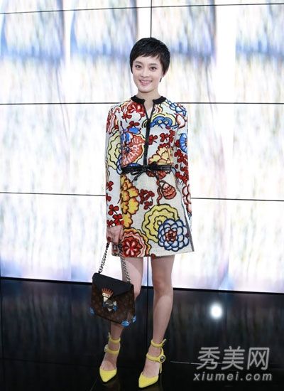向孙俪学习穿长袖印花裙