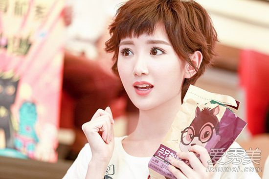 《微微》2 Xi瑞秋·莫莫发型毕业于歌剧,她可以称得上真正的贝薇薇