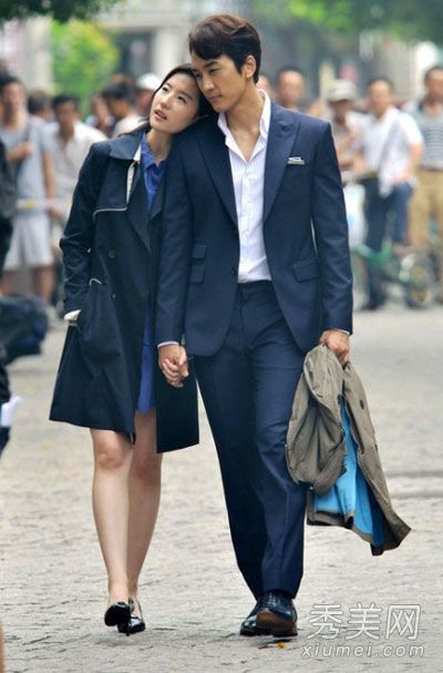 向刘亦菲学习风衣和裙子。温柔，有良好的气质。