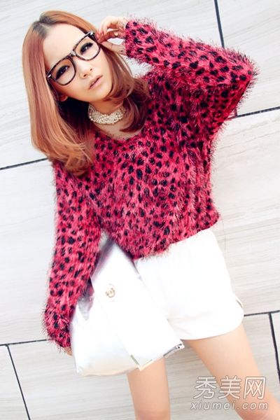 复古高腰长裤展现高挑性感长腿