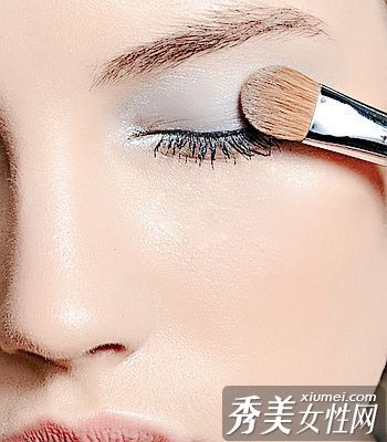 纯蓝色眼影让你的气质更加优雅动人。