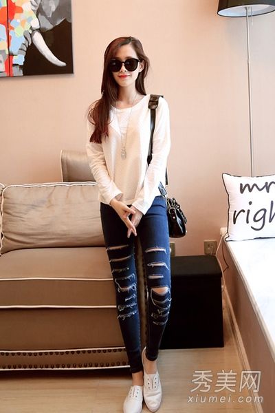长袖t恤+秋季撕破牛仔裤