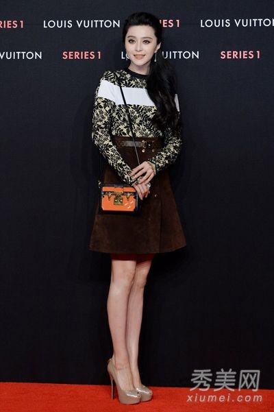 了解范冰冰长袖衬衫和裙子的美丽