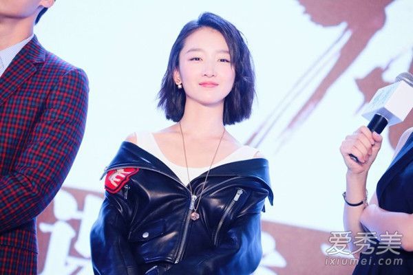 最近,周东宇变得越来越漂亮,有了新的短发,这让我想把它剪掉。