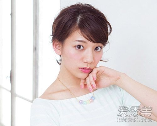 如何将短发扎成3种发型,以迎接清爽的夏日