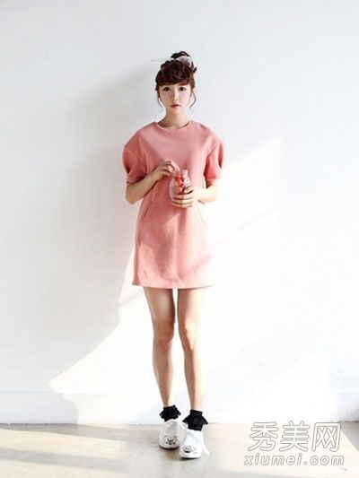 这个小男人是如何选择服装的？他膝盖以上10厘米正好。