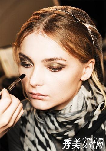 三色金属眼影创造出极度诱人的眼睛