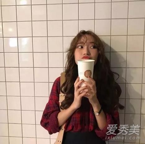韩国小妹的嬉皮卷发和多头发也适合她的妹妹!