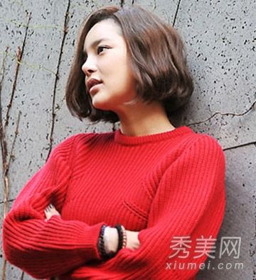 2014年,九个短卷发被推荐给方脸女孩