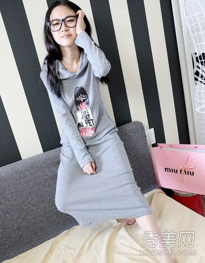 略胖的女性在秋天穿法衣看起来更苗条。