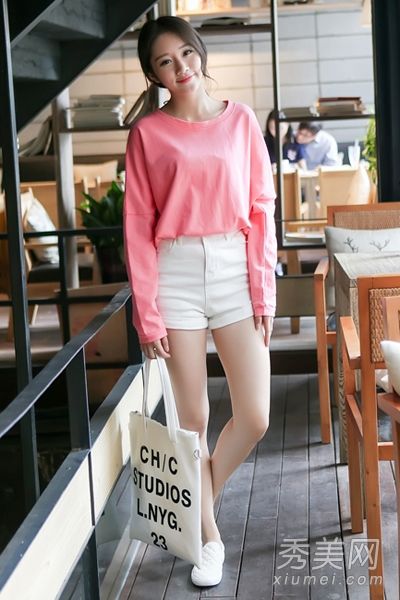 长袖t恤配短裤或短裙适合雨天穿着。