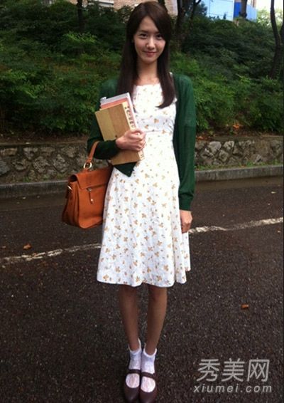 向林尹甲学习,穿秋季开衫和裙子最有吸引力