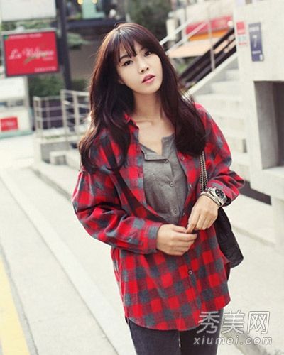 清新的秋风搭配格子衣服，给你一种活力的感觉。
