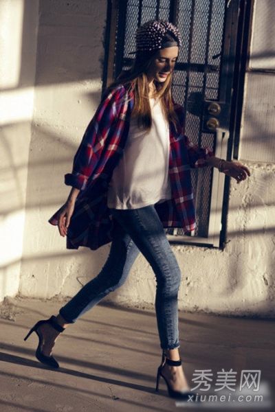早春格子衬衫的搭配展示了新的文艺风格