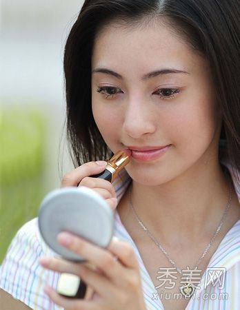 冬天,4套唇部水疗方案可以在家里保护唇部。