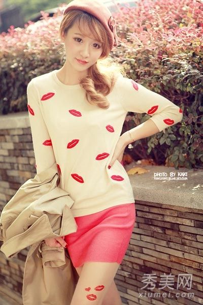 个性纹身丝袜配短裤性感迷人前卫