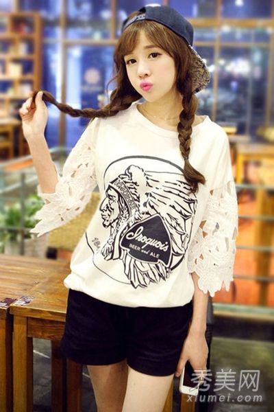 初秋穿着一件7分袖的裙子和夹克让人耳目一新。