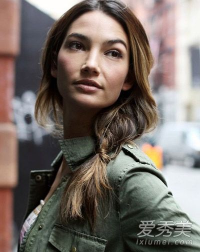 所有款式都是多功能的。辫子是最通用的发型。