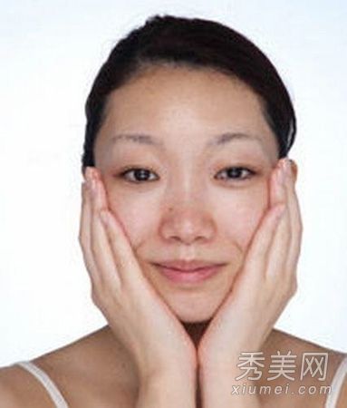 最便宜的整容手术教你在家里的浴帽里做SPA。