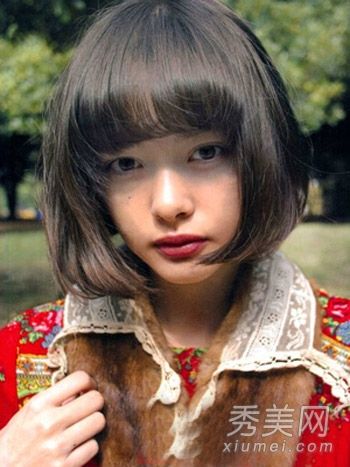 最新的内扣大脸型短发是苗条女孩的首选。