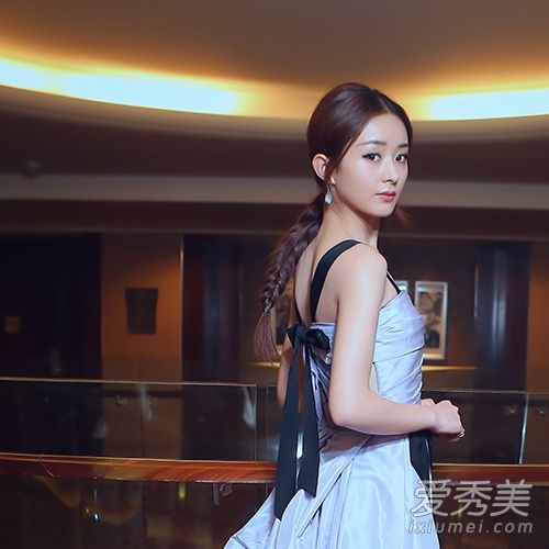 圆脸一直很受欢迎。赵成功地用几种发型来缩小她的脸。