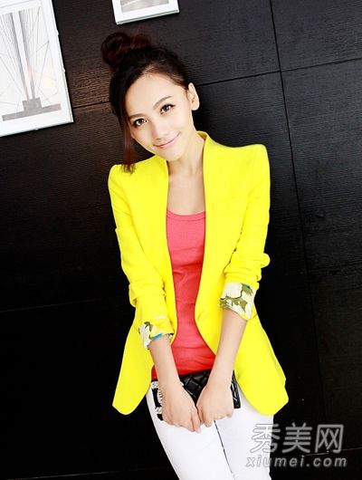 早春时节，小颜色套装穿上优雅清新的衣服。