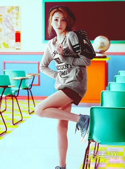 藤井莉娜的秋装模特符合可爱和可爱的学术风格