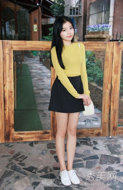 短裙混合运动鞋秋季街头休闲美女