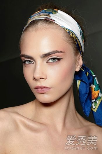 不怕秋风乱造型一分钟完成6种头巾扎头发