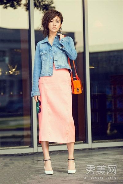 向刘芸学习穿牛仔服和混合长裙