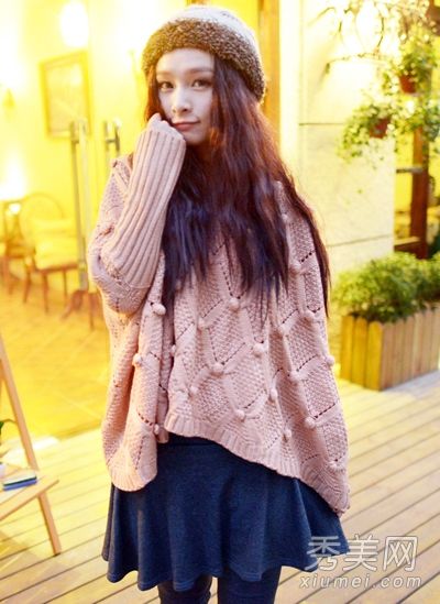 毛衣有新的样式，无论是单品还是重叠品都很流行。