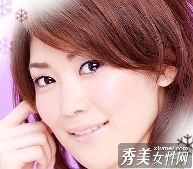 年轻可爱的约会妆激发了他寻求保护的欲望。