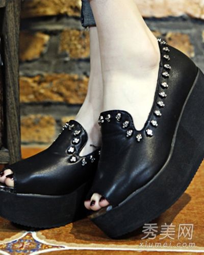 厚底鞋的时尚、简约、舒适和优雅