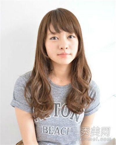长脸型的女孩适合清纯狂野的发型。这取决于你