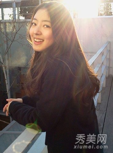 韩国女演员李世英展示圆脸长发