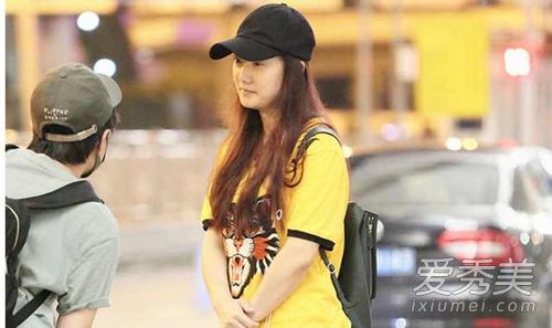 凤凰传奇凌华像阿姨一样素色显老——谈护肤对女性的重要性