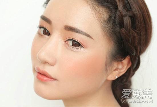 腮红的绘制方法说明了如何自然地玩腮红。