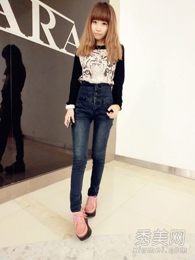 这个矮个子女孩穿着一件短裤和一条短裤，非常时髦。