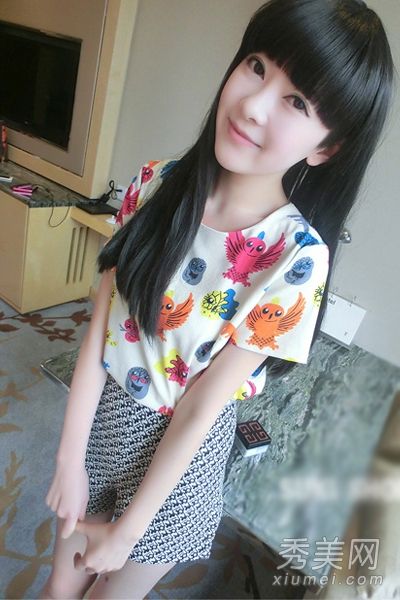 个性化短裤时尚前卫，腿部优美。