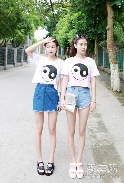 初秋的时候，女友们穿漂亮的衣服，穿甜美时尚的款式。