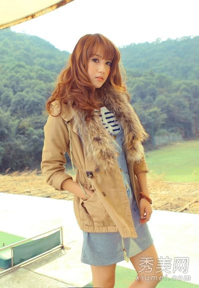 大毛领秋大衣御寒，时尚又时尚。