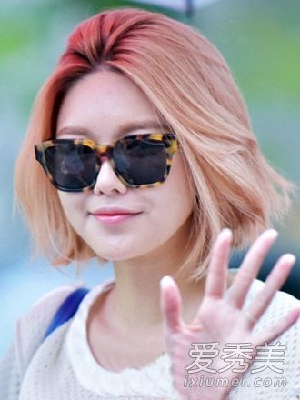 最新的时尚短发设计改变了头发的颜色来吸引更多的目光。