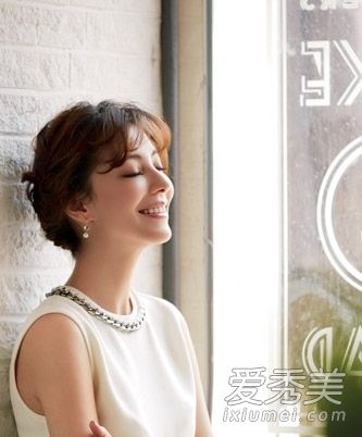 简单的辫子头发培训课程在夏天更令人耳目一新。