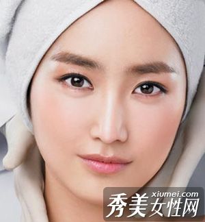 不同的皮肤类型有不同的化妆前护理方法。