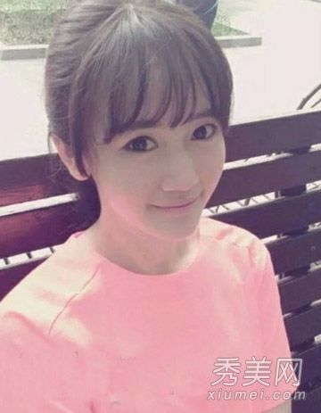 这个矮个子女孩的韩式发型既时尚又出众。
