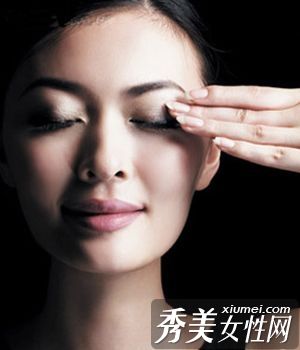 春天的眼影是最亮的,带着耀眼的妆