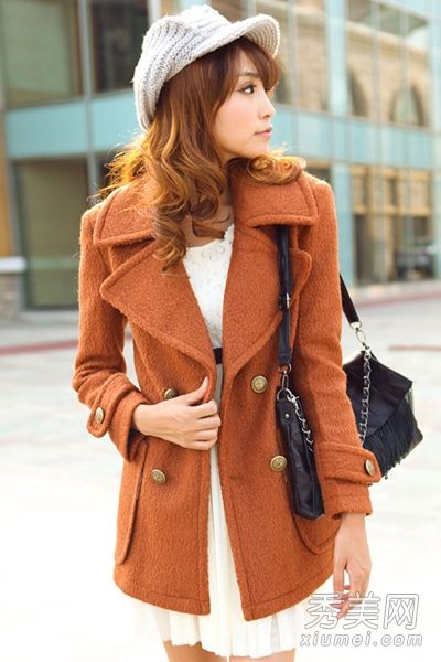 新款秋季长外套搭配迷人时尚感