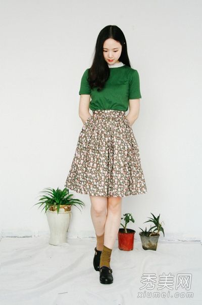 果绿色连衣裙用清新迷人的小眼睛美化初秋