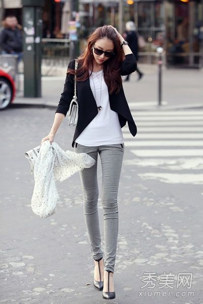 小洋装+紧身裤潇洒帅气
