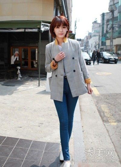 新的秋装是最时尚的，带有格子图案。